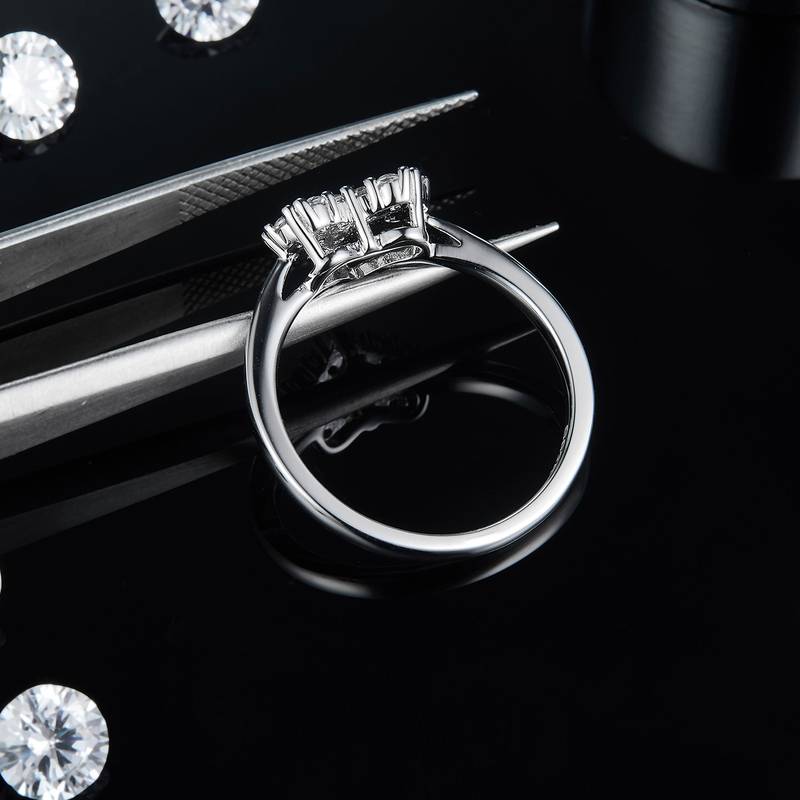 一见倾心S925银镀白金Moissanite厘石33分D级
